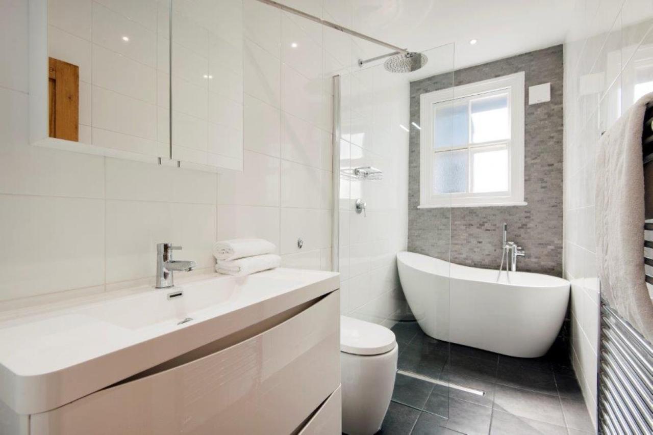 Modern Family Home In London Close To Amenities And Train Exterior photo