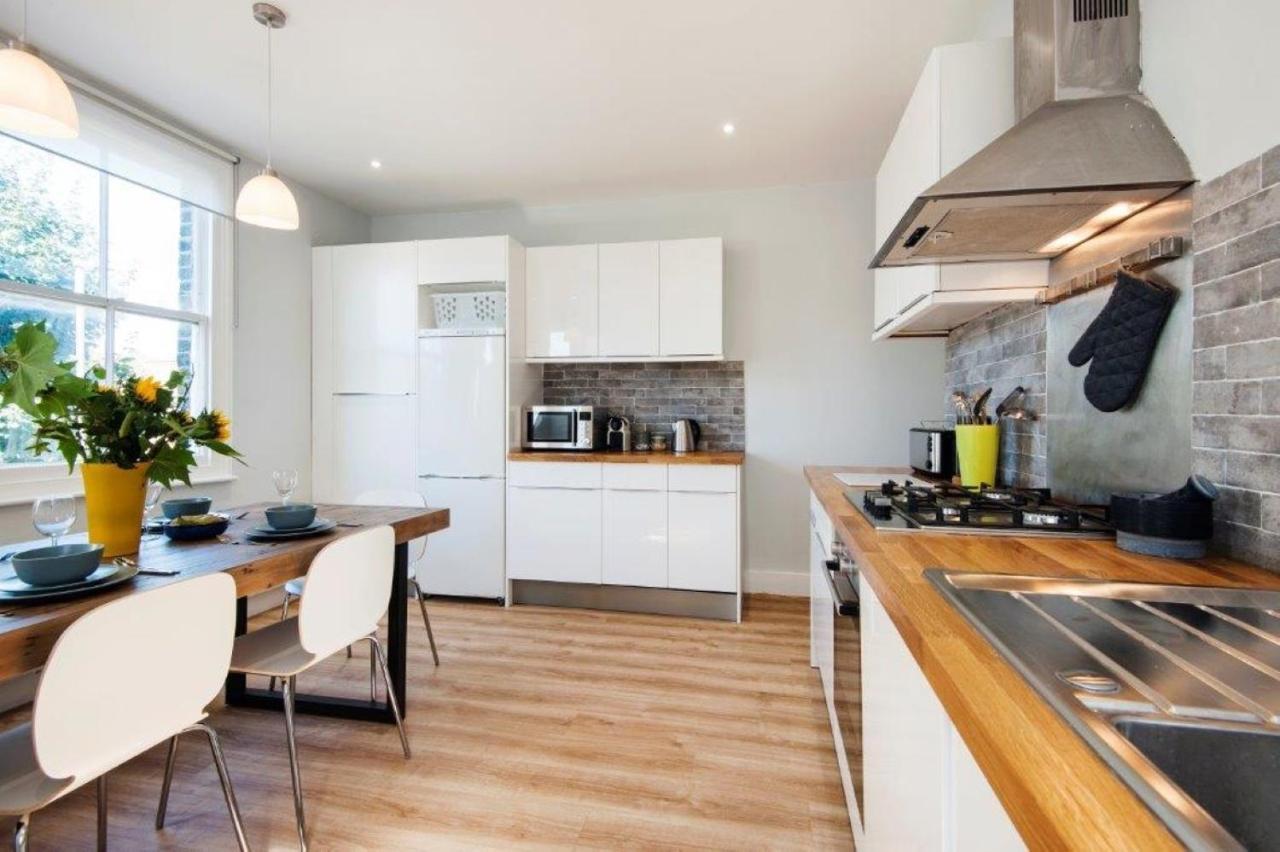 Modern Family Home In London Close To Amenities And Train Exterior photo