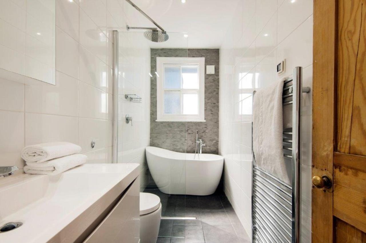 Modern Family Home In London Close To Amenities And Train Exterior photo