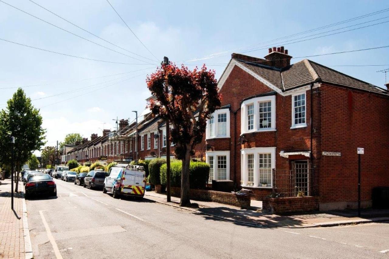 Modern Family Home In London Close To Amenities And Train Exterior photo